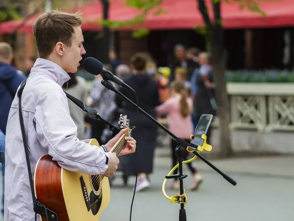 Straßenmusiker Auf Einer Straße Der Stadt — Stockfoto