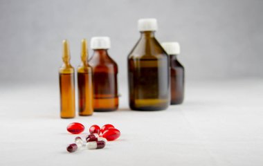 Ampuller ve ilaçlar masada.