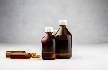 Masada şeffaf şişe ve ampuller var.