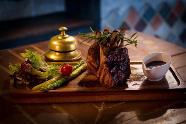 Kızarmış et ve sebze.