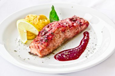 pahallı restoran yemek, kızarmış som balığı