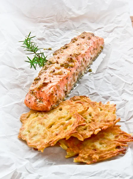 Plat de restaurant, saumon frit — Photo