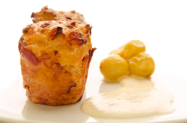 Deux muffins au fromage avec raisins marinés et sauce — Photo