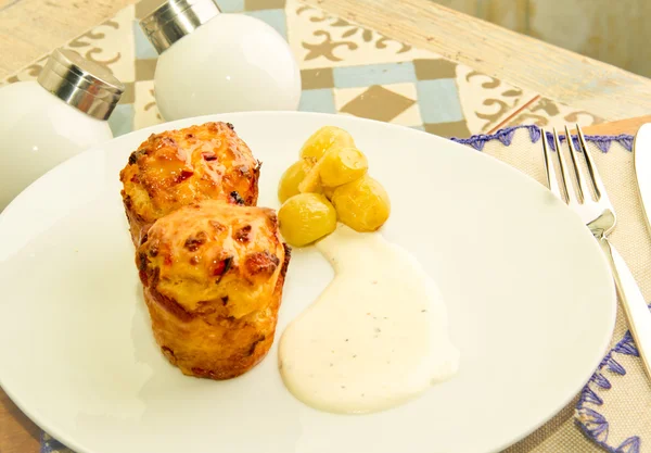Deux muffins au fromage avec raisins marinés et sauce — Photo