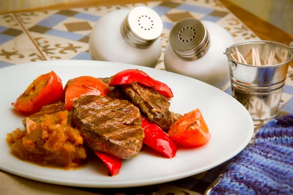 Meat with grilled vegetables — Stock Photo, Image