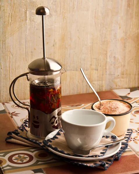 Teekocher mit Kräutertee — Stockfoto