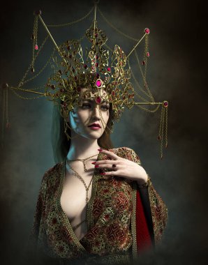 3 boyutlu bilgisayar grafikleri. Mücevherleri ve altın rengi elbisesi olan bir kadın.