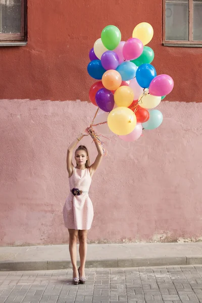 Femme avec des ballons — Photo