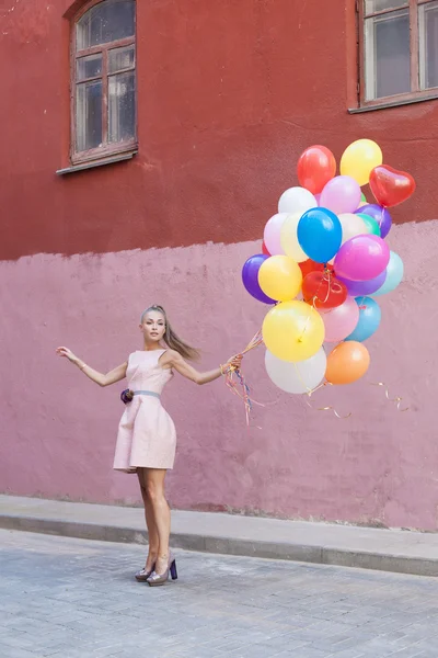 Frau mit Luftballons — Stockfoto