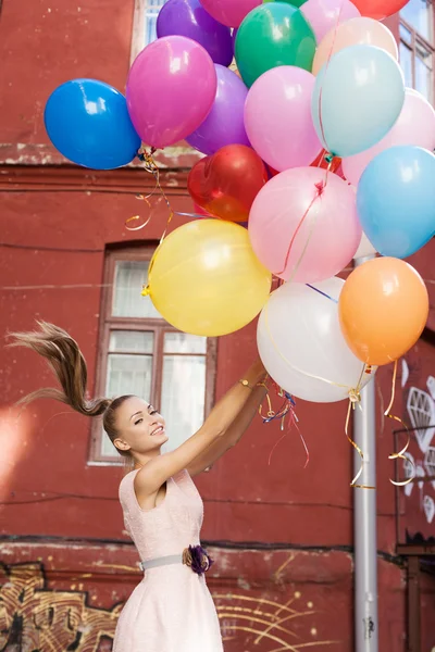 Frau mit Luftballons — Stockfoto