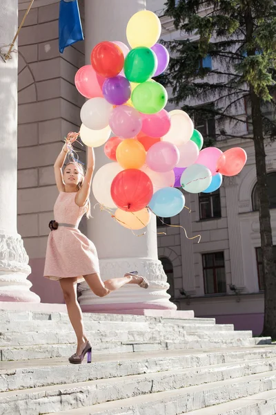 Vrouw met ballonnen — Stockfoto