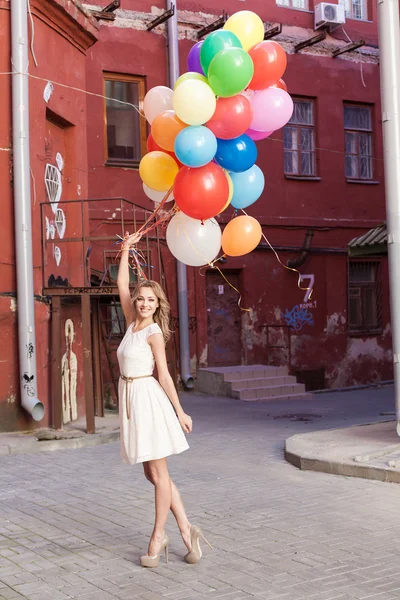 Kvinna med ballonger — Stockfoto