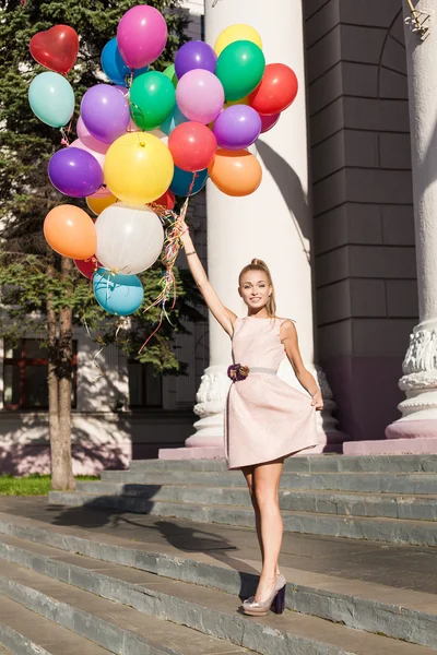 Vrouw met ballonnen — Stockfoto