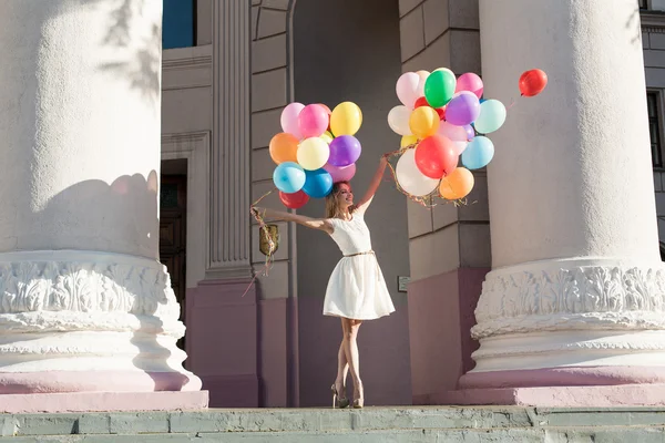 Vrouw met ballonnen — Stockfoto