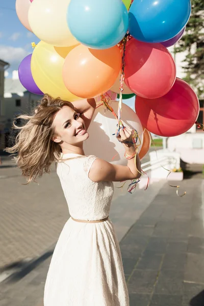 Vrouw met ballonnen — Stockfoto