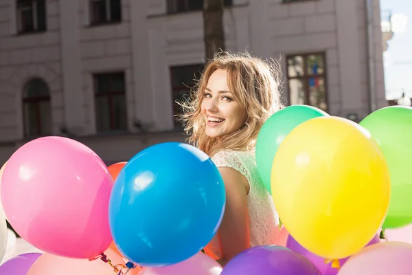 Frau mit Luftballons — Stockfoto