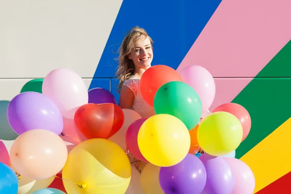 Frau mit Luftballons — Stockfoto