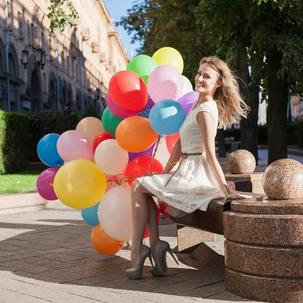Kobieta z balonów — Zdjęcie stockowe