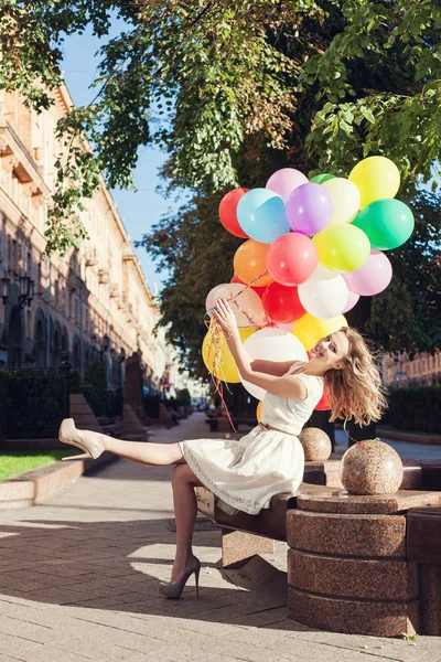 Femme avec des ballons — Photo