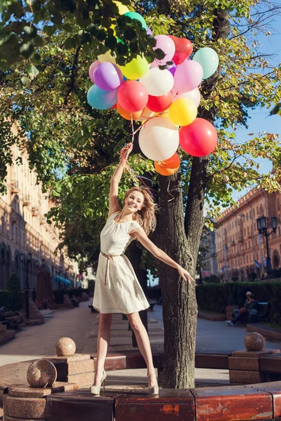 Femme avec des ballons — Photo