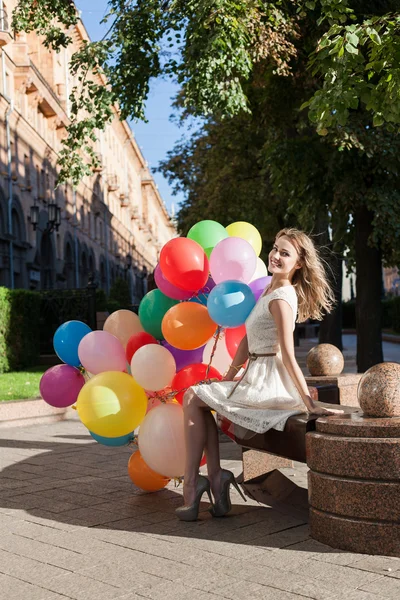 Frau mit Luftballons — Stockfoto