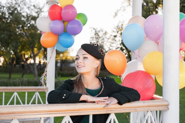 Vrouw met ballonnen — Stockfoto