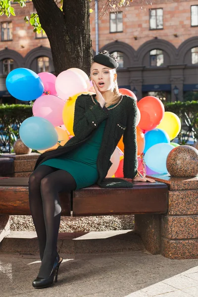 Frau mit Luftballons — Stockfoto