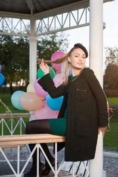 Frau mit Luftballons — Stockfoto