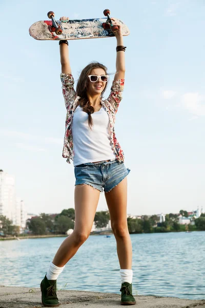 Vrouw met skateboard — Stockfoto