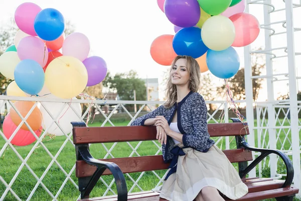 Vrouw met ballonnen — Stockfoto