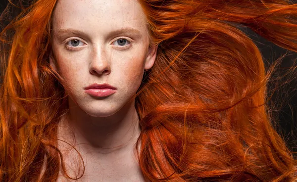 Dalgalı kırmızı saç — Stok fotoğraf
