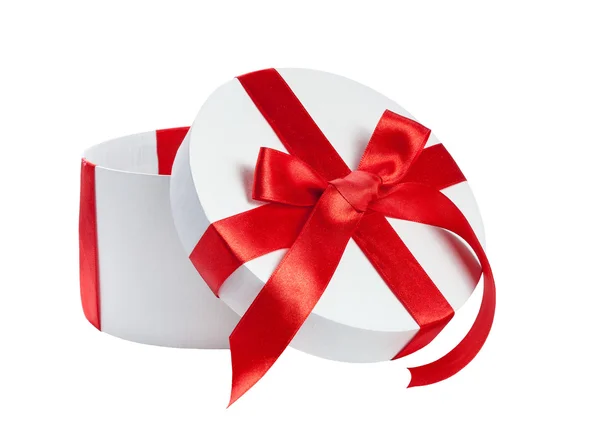 Caja de regalo blanca con cinta roja — Foto de Stock