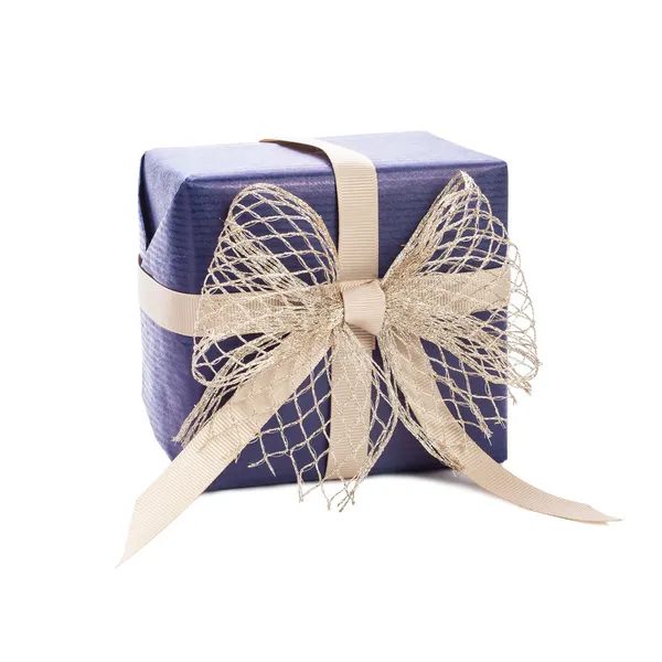 Confezione regalo blu con nastro in oro — Foto Stock