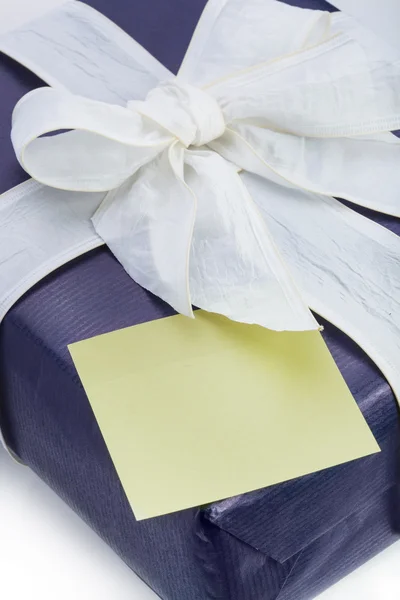 Caja de regalo azul con cinta blanca — Foto de Stock