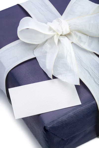 Blaue Geschenkschachtel mit weißer Schleife — Stockfoto