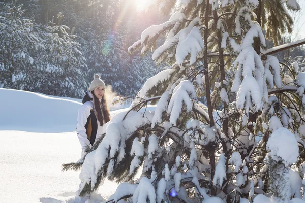 Kış parkındaki genç bir kadının portresi. — Stok fotoğraf