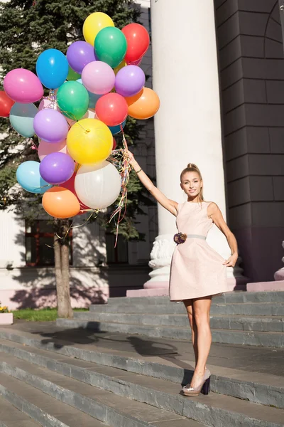 Vrouw met kleurrijke ballonnen — Stockfoto