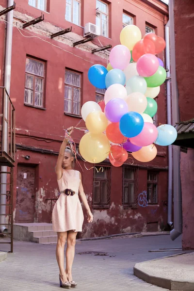 Femme avec des ballons colorés — Photo