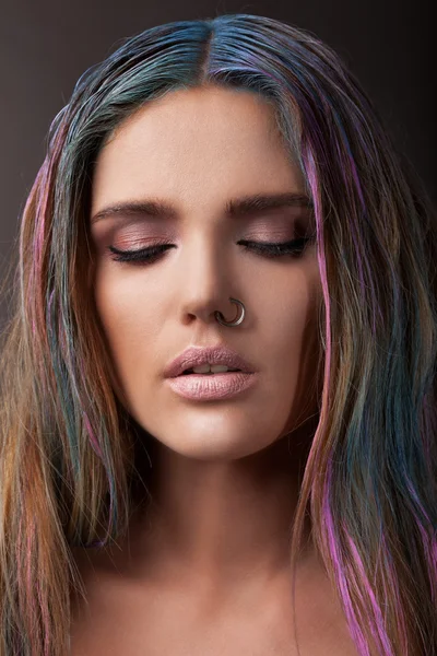 Mulher com cabelos multicoloridos — Fotografia de Stock