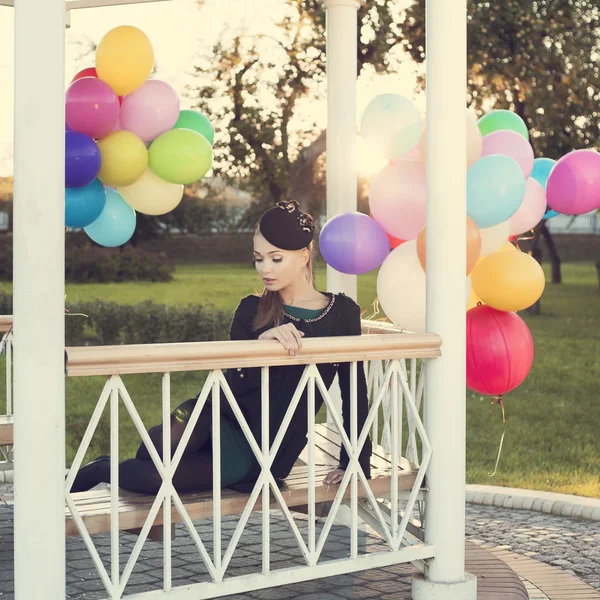 Vrouw met ballonnen — Stockfoto