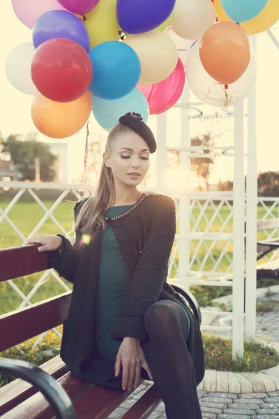 Vrouw met ballonnen — Stockfoto