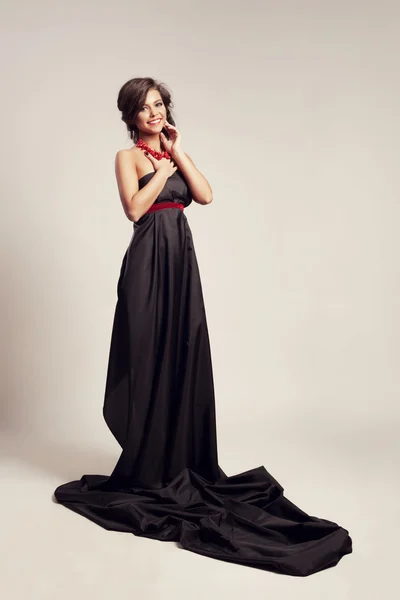Mulher de vestido preto longo — Fotografia de Stock