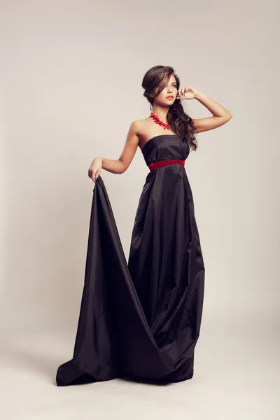 Femme en robe noire longue — Photo