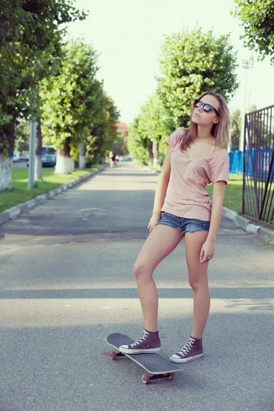 Vrouw met skateboard — Stockfoto