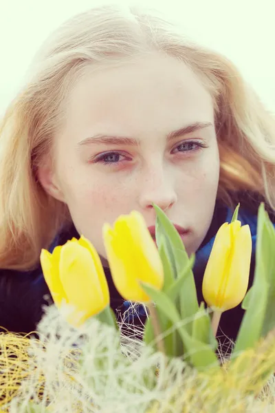 Woman with tulips — Stock Photo, Image