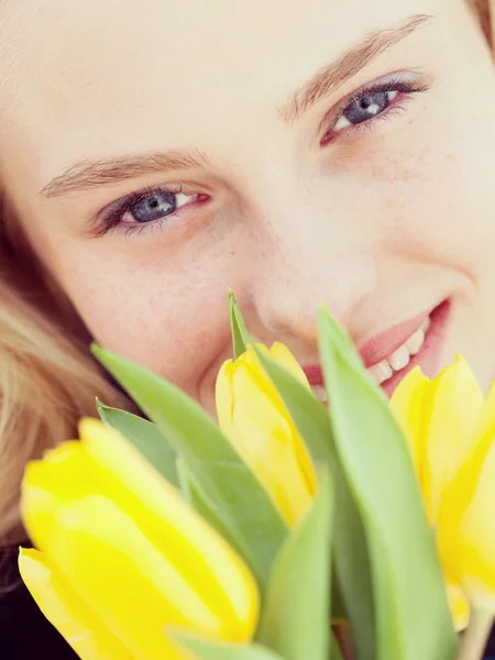 Mulher com tulipas — Fotografia de Stock