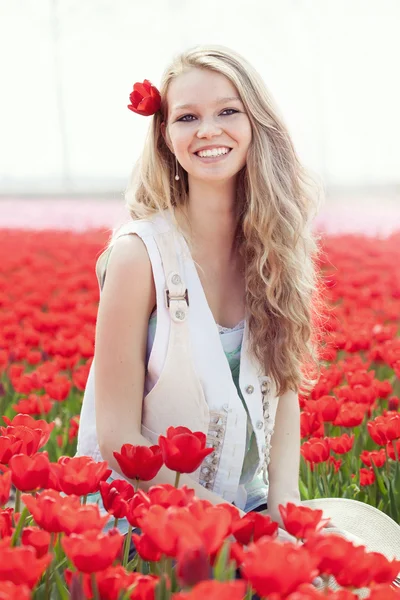 Belleza mujer joven con flores tulipanes —  Fotos de Stock