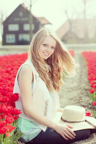 Beleza jovem mulher com flores tulipas — Fotografia de Stock