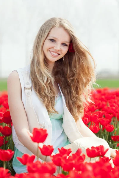 Schönheit junge Frau mit Blumen Tulpen — Stockfoto