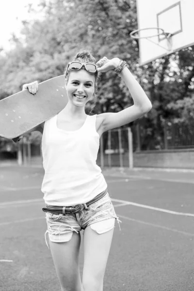 Menina com um skate — Fotografia de Stock